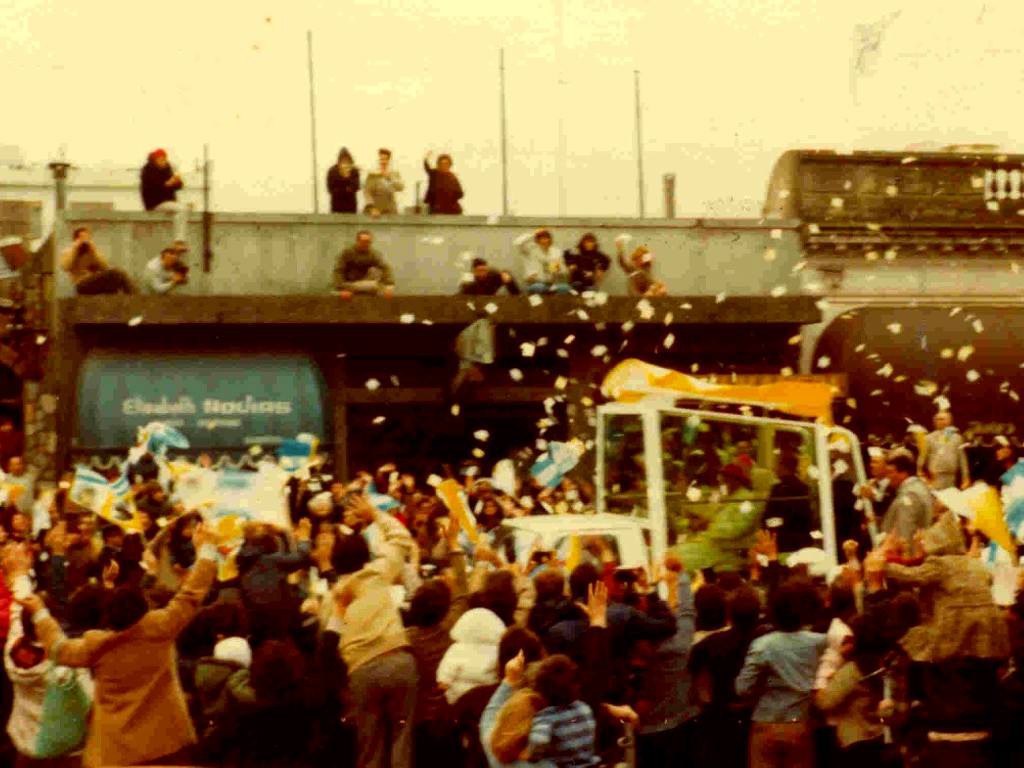 Fotografía del Papa Juan Pablo II en su papamóvil atravesando la avenida Rivadavia en Haedo el 11 de junio de 1982. Fuente: Historia Morón. 